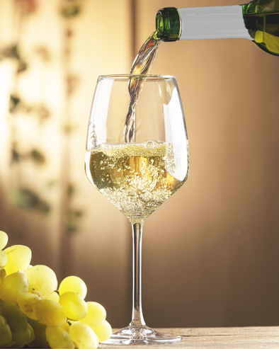 Vin bliver hældt i et glas
